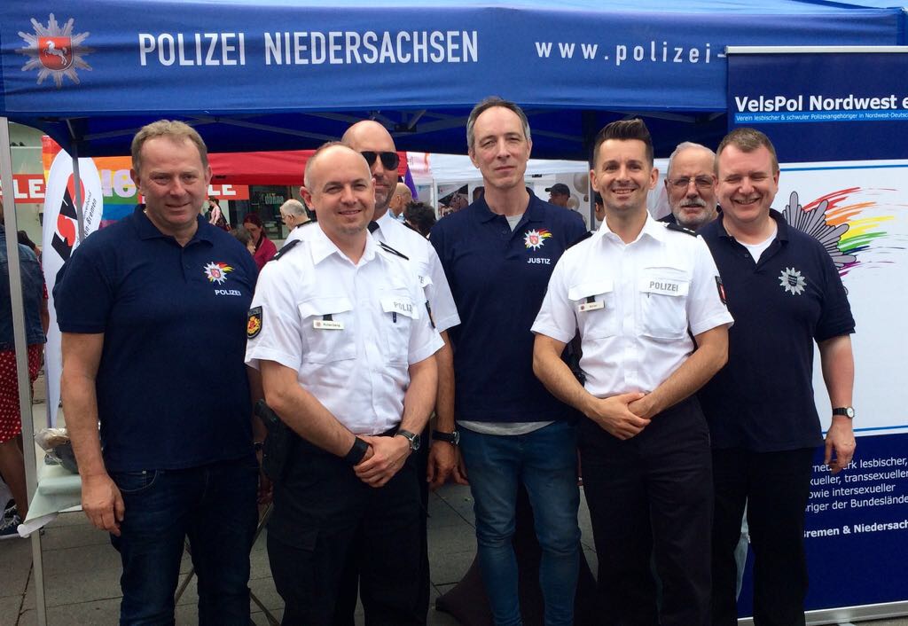 Ansprechpartner für gleichgeschlechtliche Lebensweisen der Polizeien Niedersachsen und Bremen zusammen mit VelsPol-Nordwest