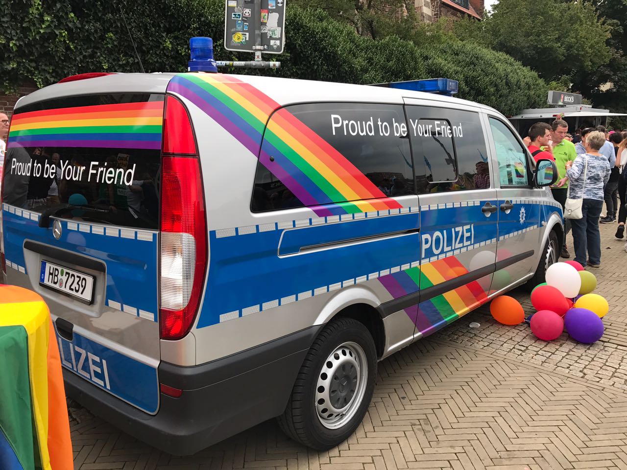 mit Regenbogenfarben beklebter Streifenwagen der Polizei Bremen