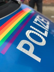 mit Regenbogenfarben beklebter Streifenwagen der Polizei Bremen